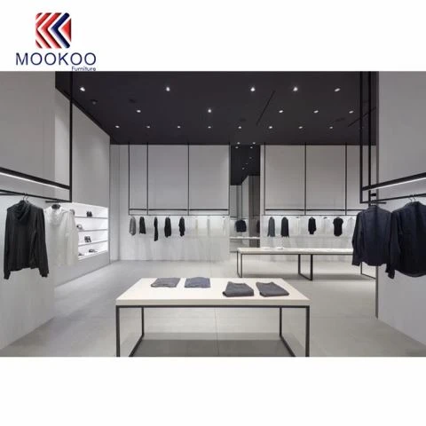 رفوف متجر لبيع الملابس